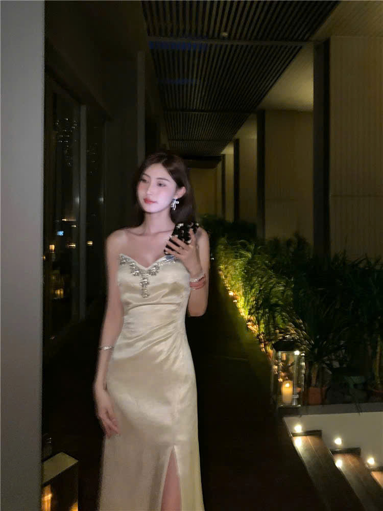 Đầm 2 dây tỏa sáng đêm tiệc