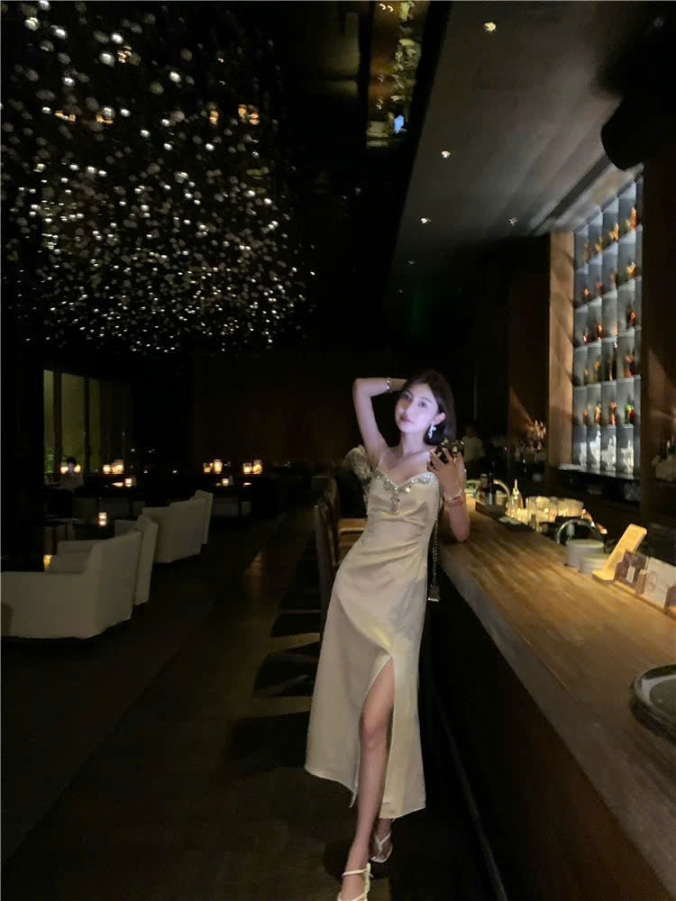 Đầm 2 dây tỏa sáng đêm tiệc