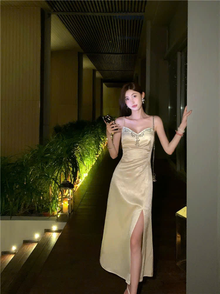 Đầm 2 dây tỏa sáng đêm tiệc