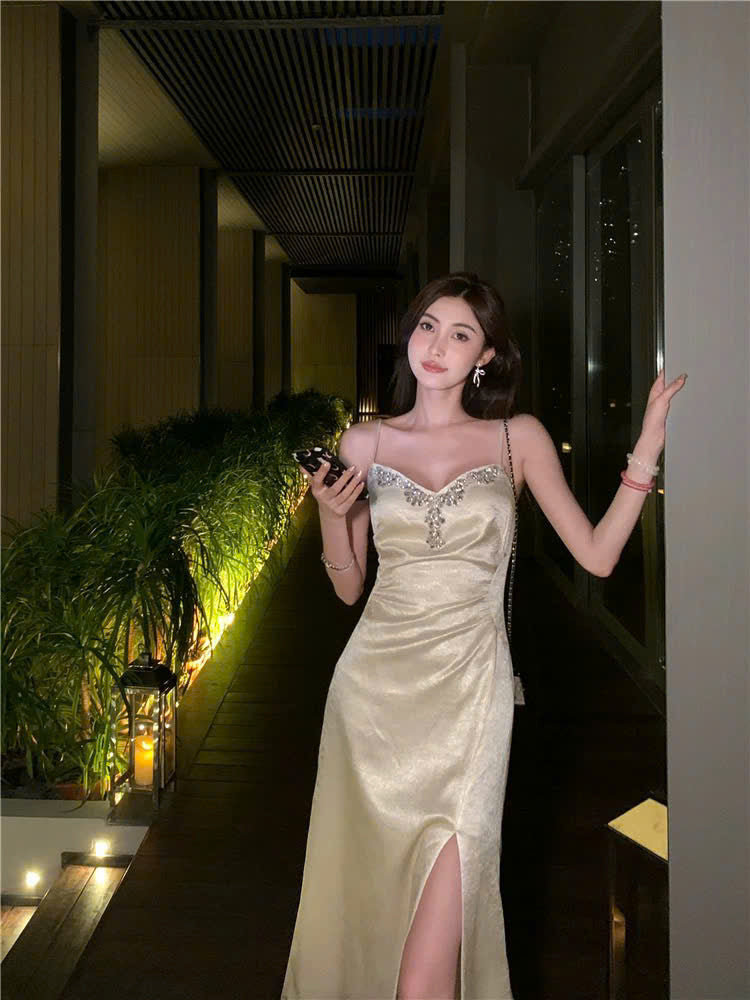 Đầm 2 dây tỏa sáng đêm tiệc