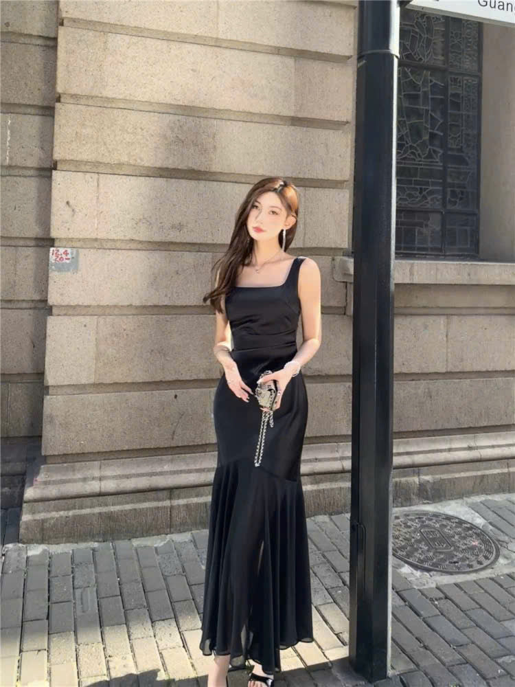 Đầm đen cổ vuông đuôi cá thanh lịch