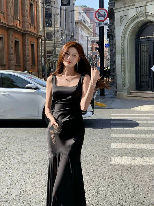 Đầm đen cổ vuông đuôi cá thanh lịch