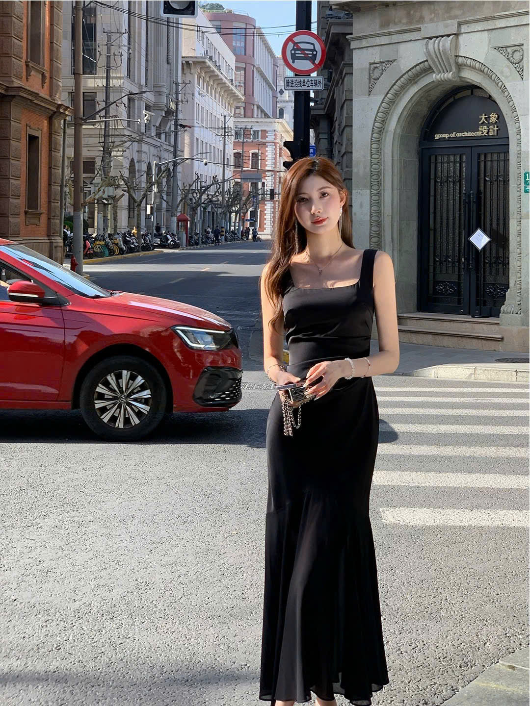 Đầm đen cổ vuông đuôi cá thanh lịch