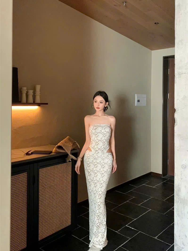 Đầm ren trắng dài xẻ eo slay