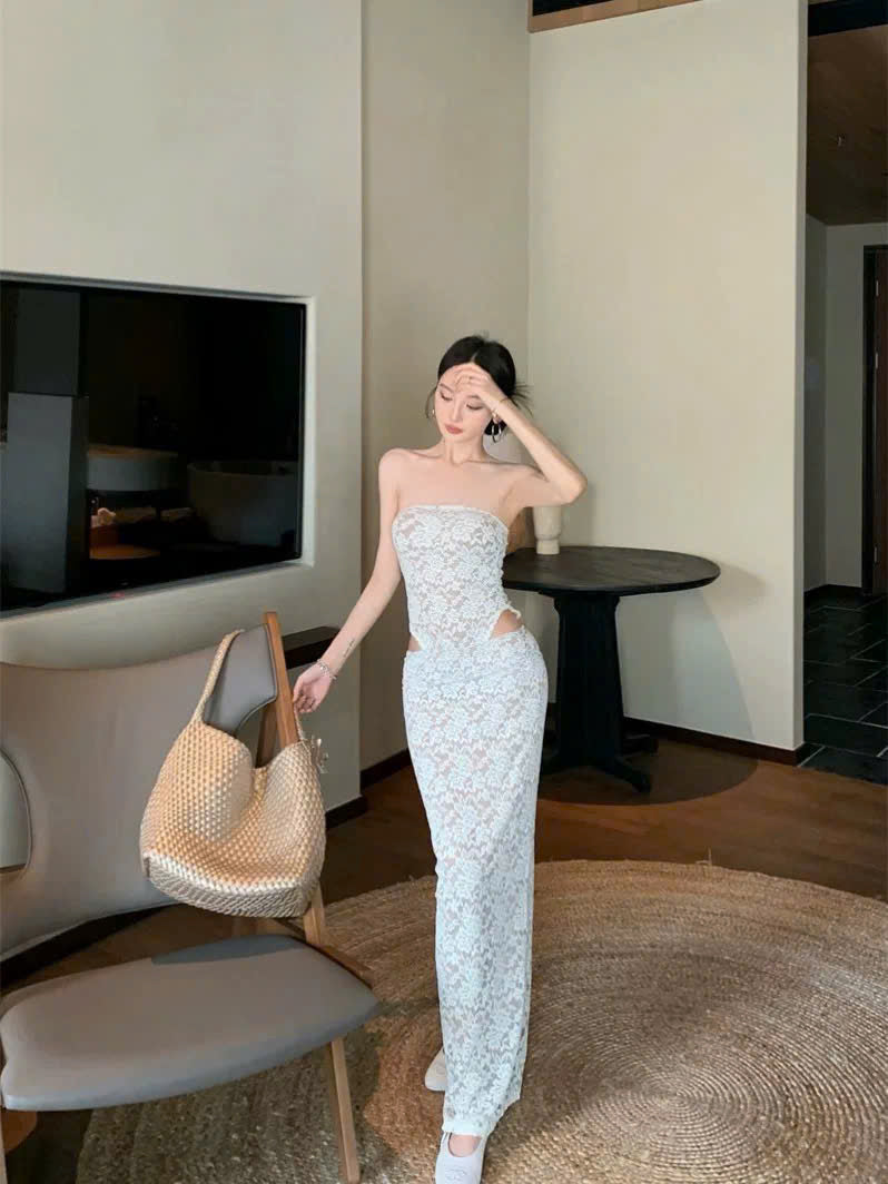 Đầm ren trắng dài xẻ eo slay