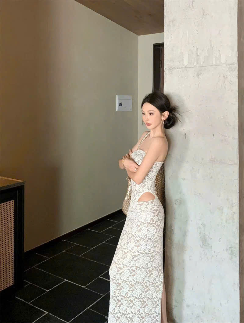 Đầm ren trắng dài xẻ eo slay