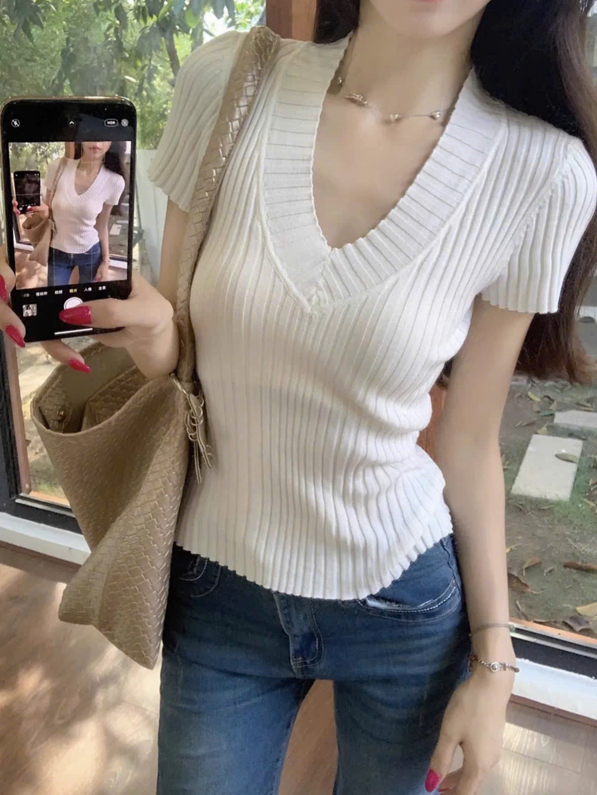 Áo cổ V tôn dáng dễ mix đồ