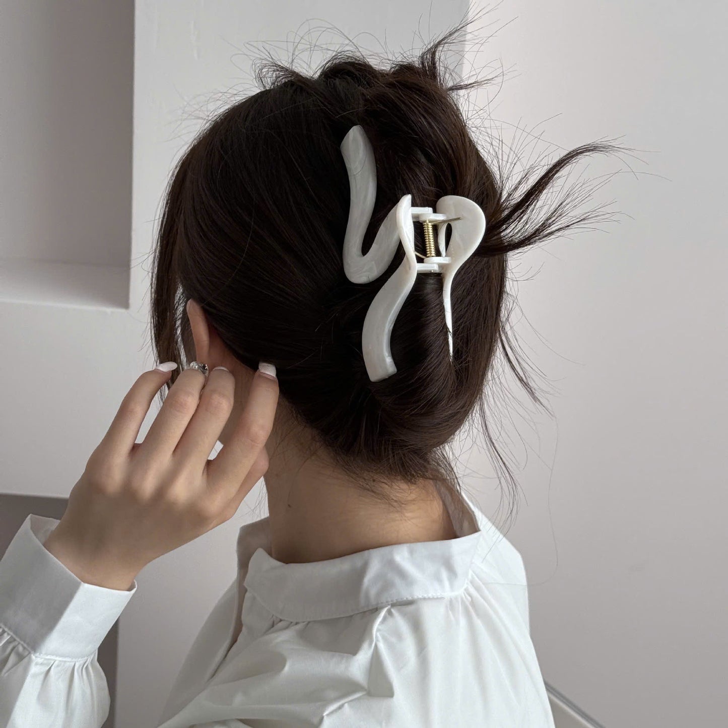 Kẹp tóc càng cua nhựa xanh trắng ánh xà cừ sang xịn