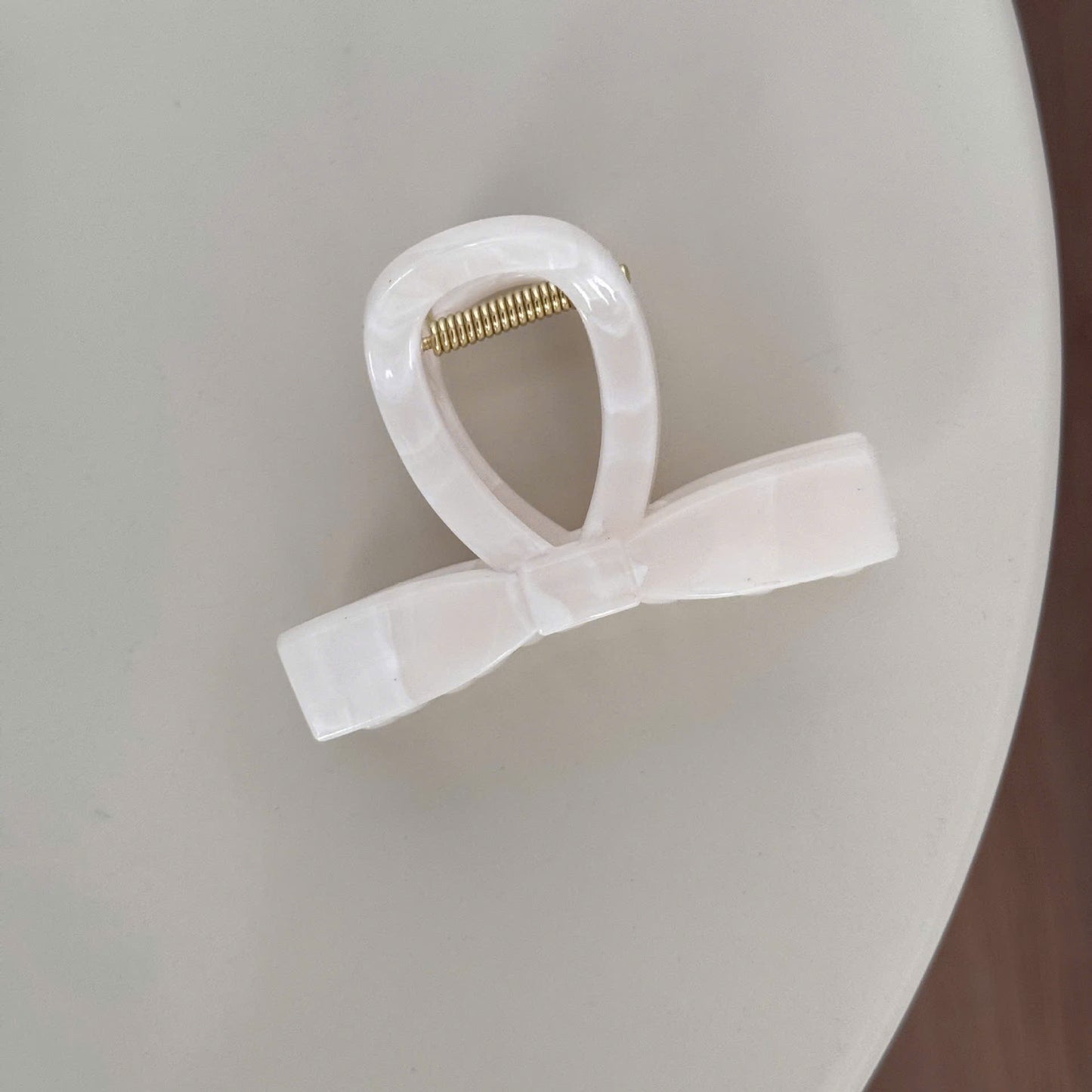 Kẹp tóc càng cua nhựa xanh trắng ánh xà cừ sang xịn