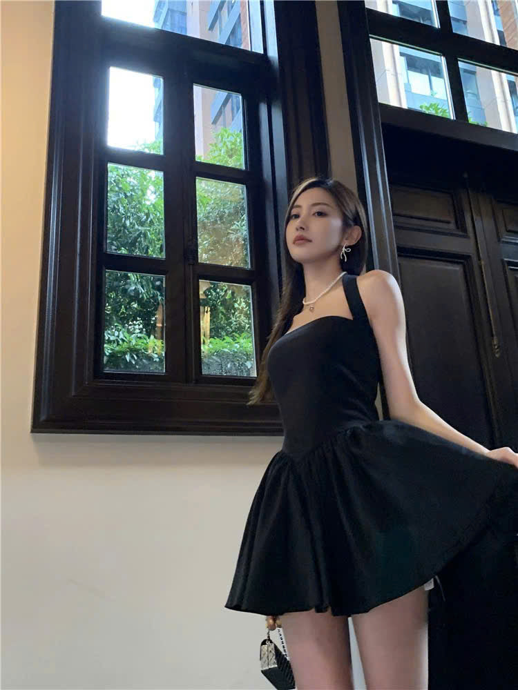 Đầm xòe dây treo vai nịnh dáng