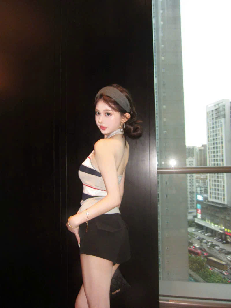 Áo cổ yếm dệt kim sọc ngang