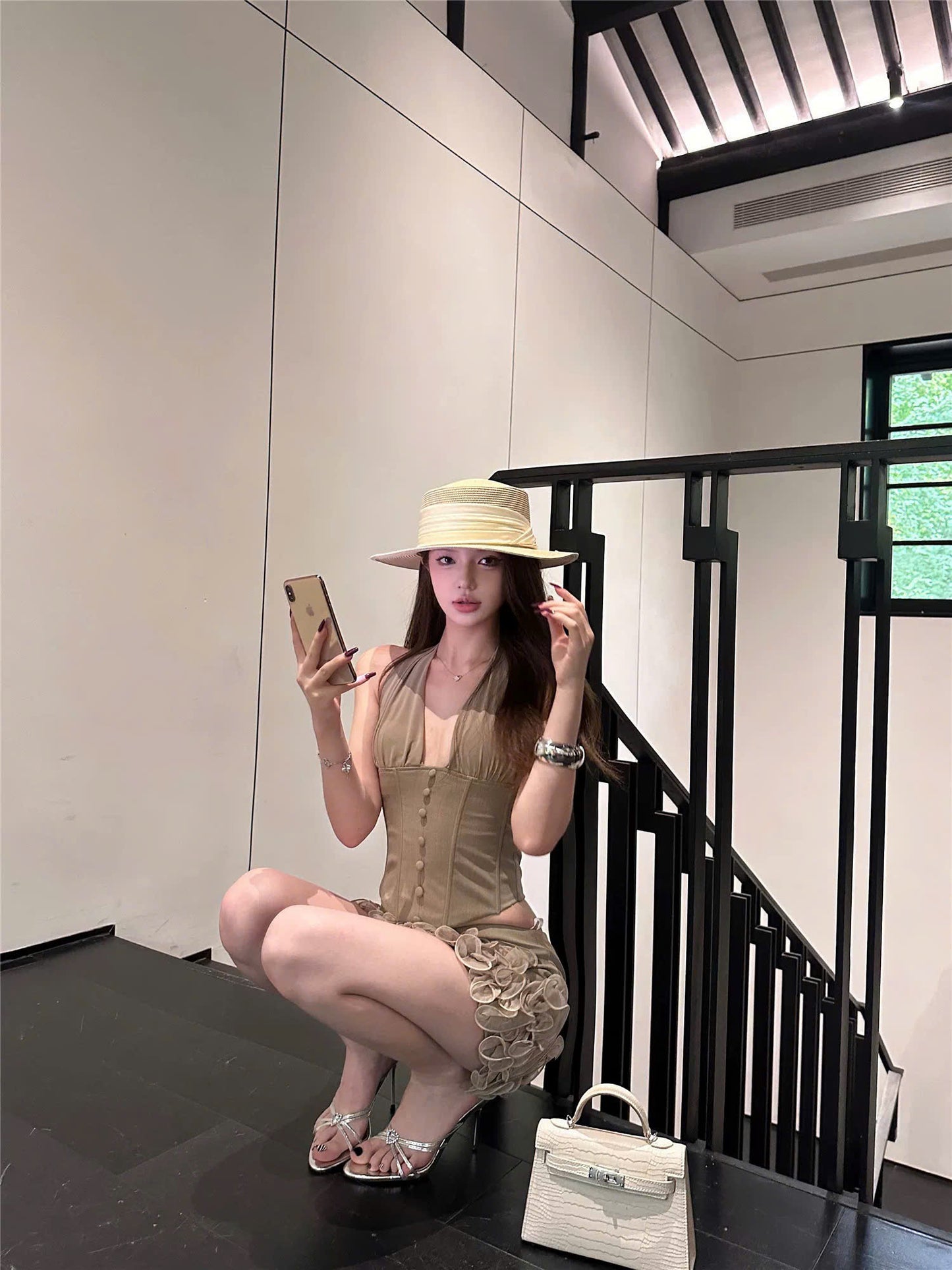 Set áo corset cổ yếm chân váy đính hoa slay