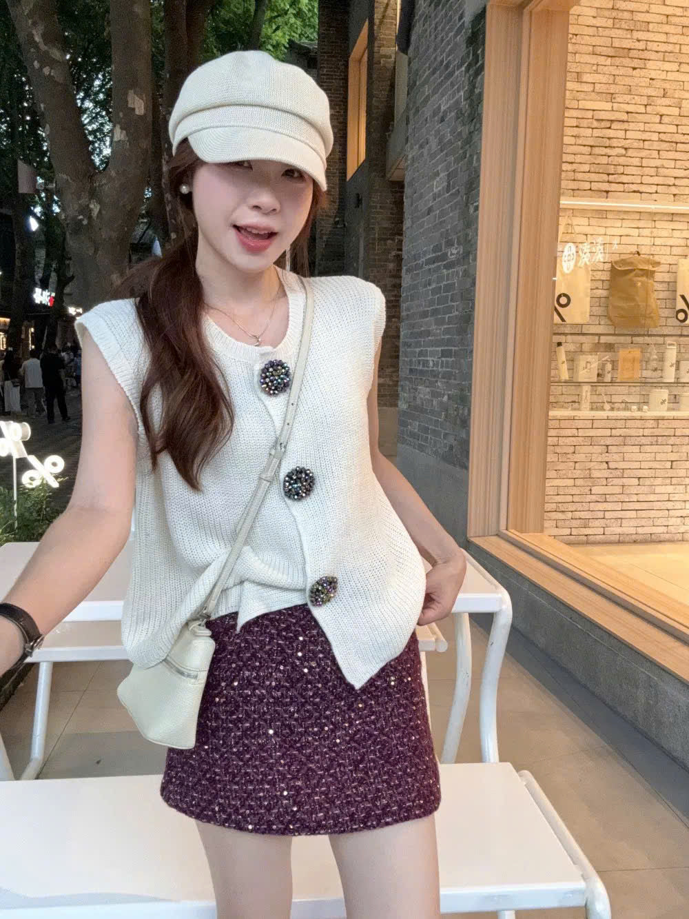 Set áo trắng sát nách cổ V và chân váy tím lấp lánh