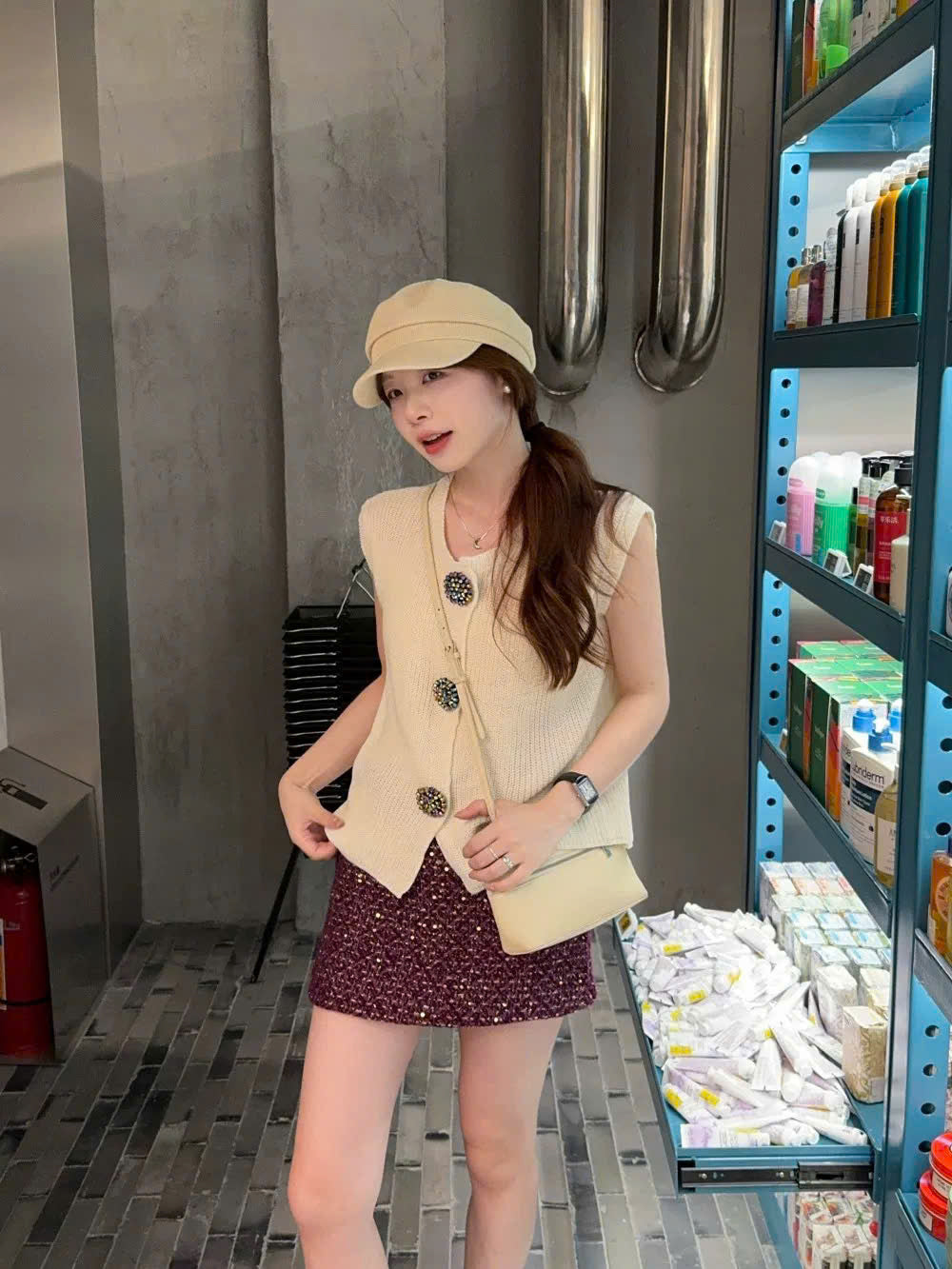 Set áo trắng sát nách cổ V và chân váy tím lấp lánh