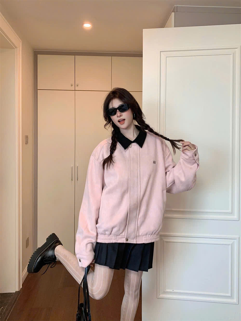 Áo khoác bomber hồng cổ đen nữ tính