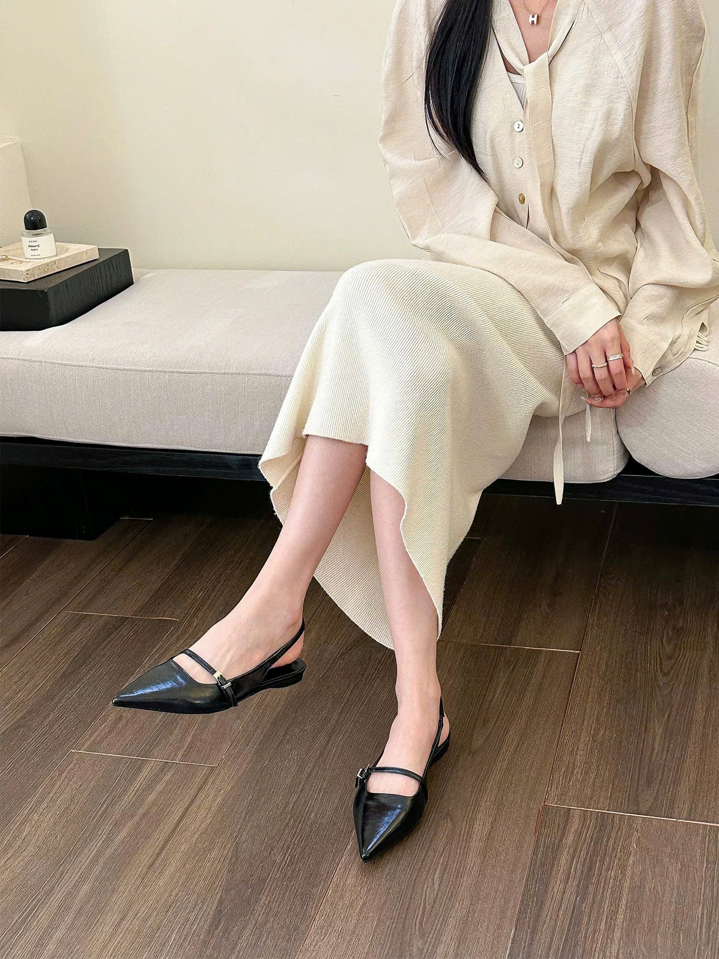 Giày đế bệt mũi nhọn khóa cài sang chảnh