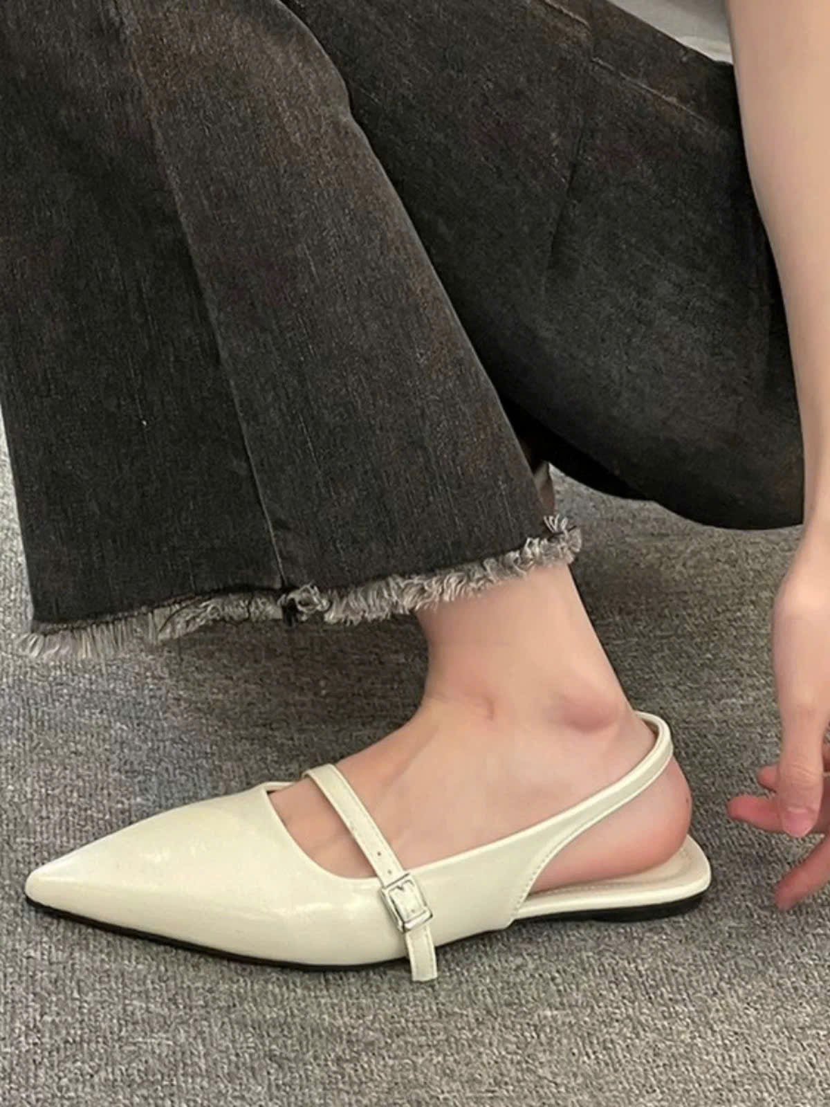 Giày đế bệt mũi nhọn khóa cài sang chảnh