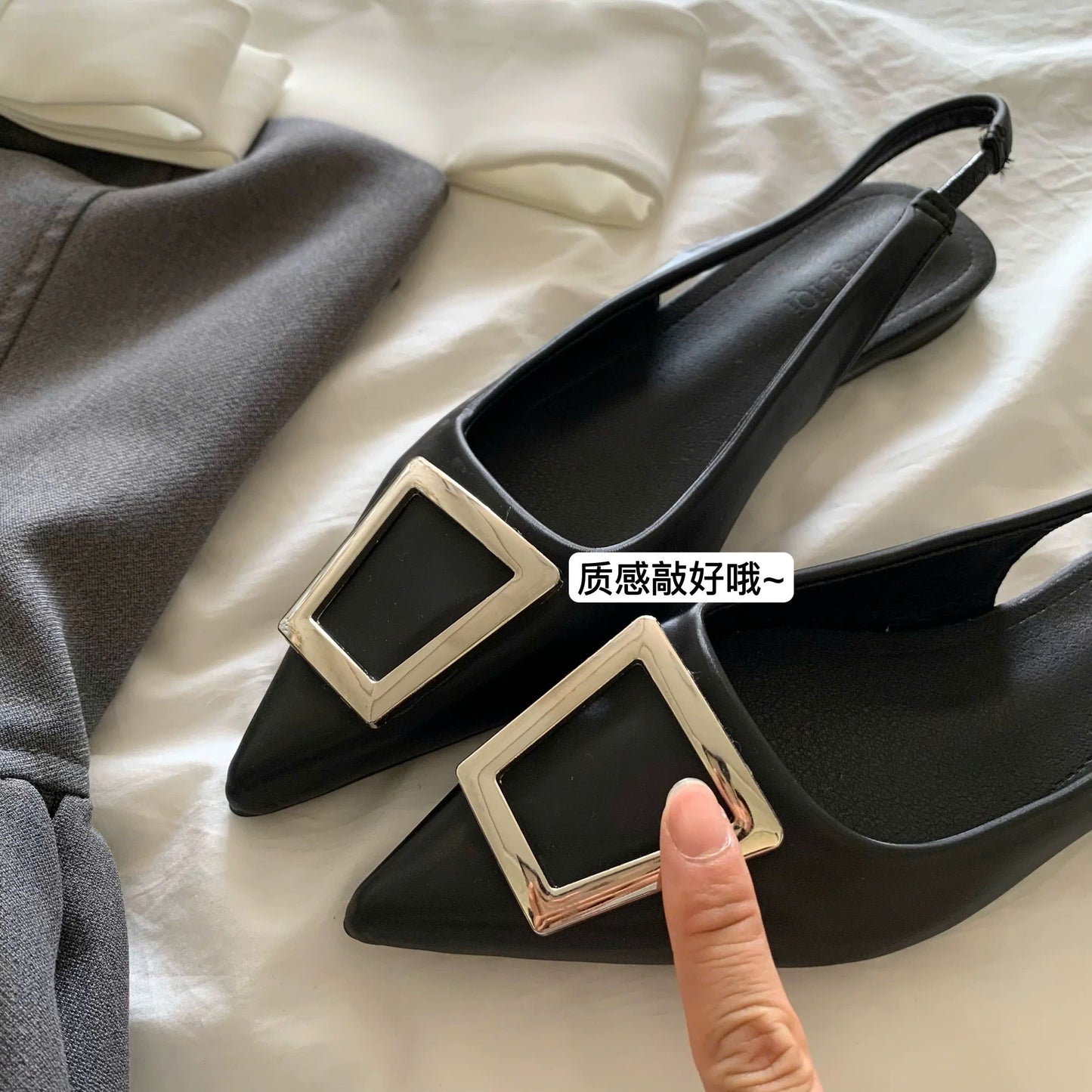 Giày bệt mũi nhọn đen sang chảnh