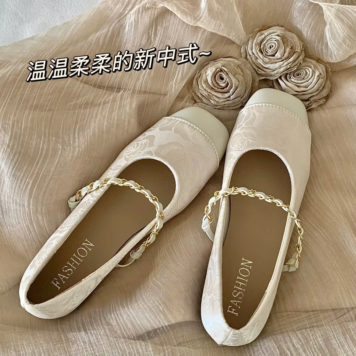 Giày búp bê mũi vuông vân hoa hồng