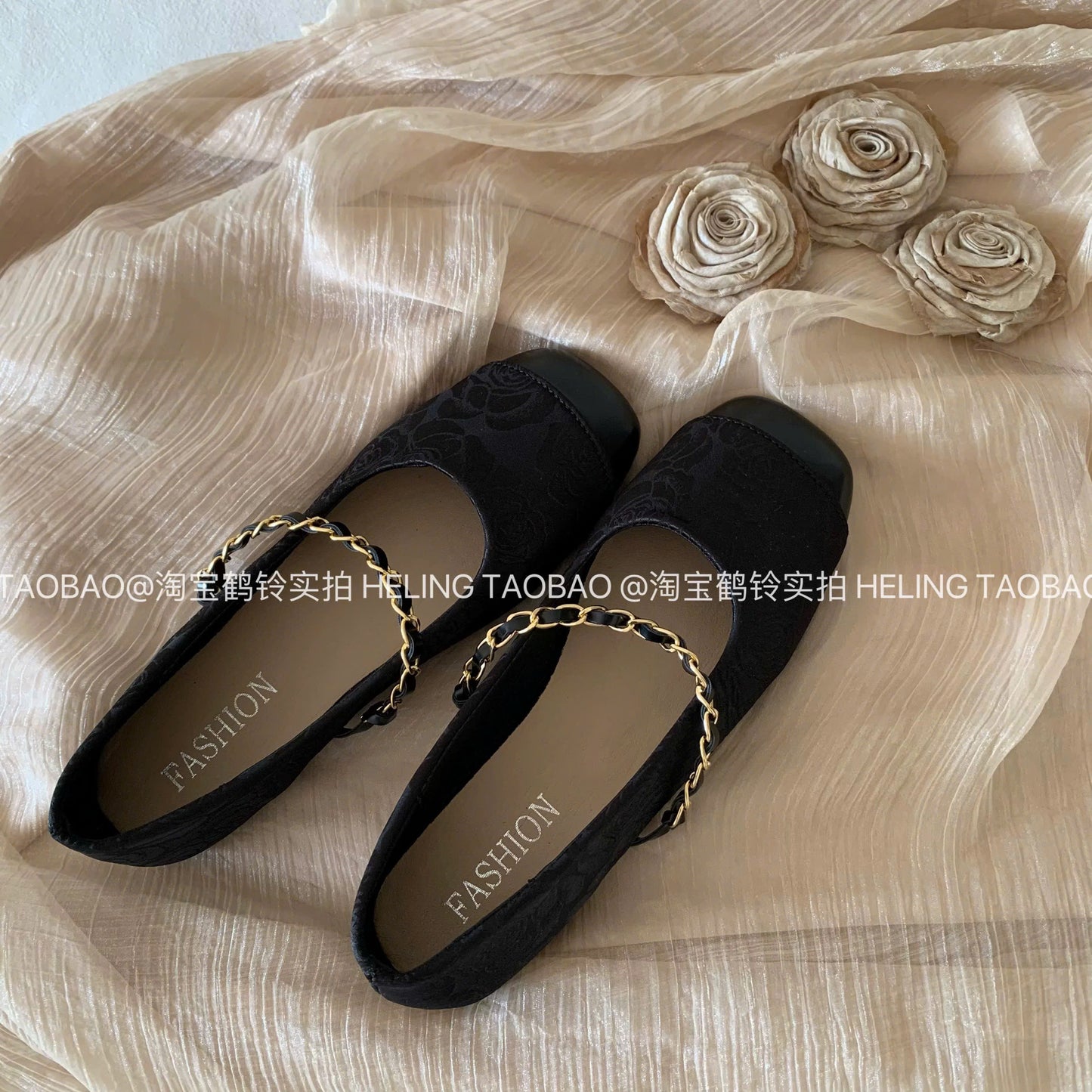 Giày búp bê mũi vuông vân hoa hồng