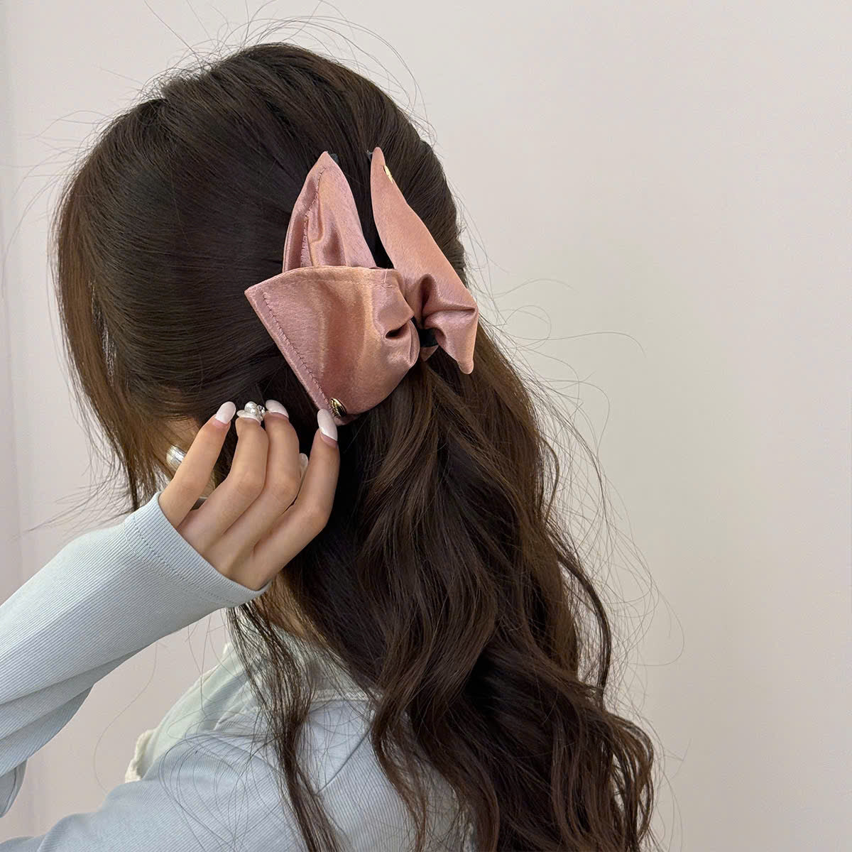 Kẹp càng cua vải lụa bóng