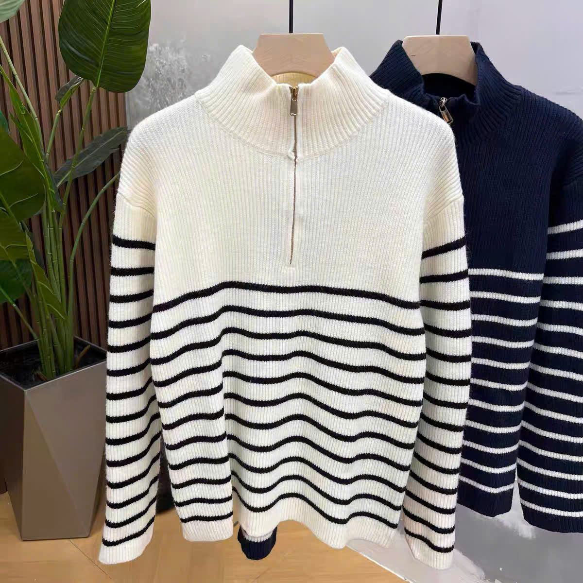 Áo sweater len sọc ngang cổ dây kéo