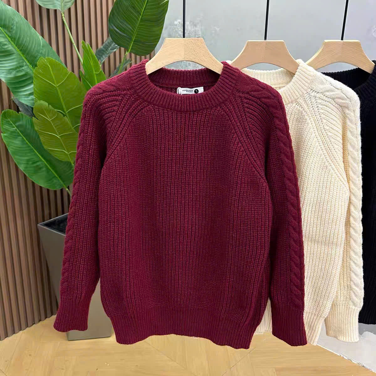 Áo sweater len dệt kim kem- đen - đỏ đô
