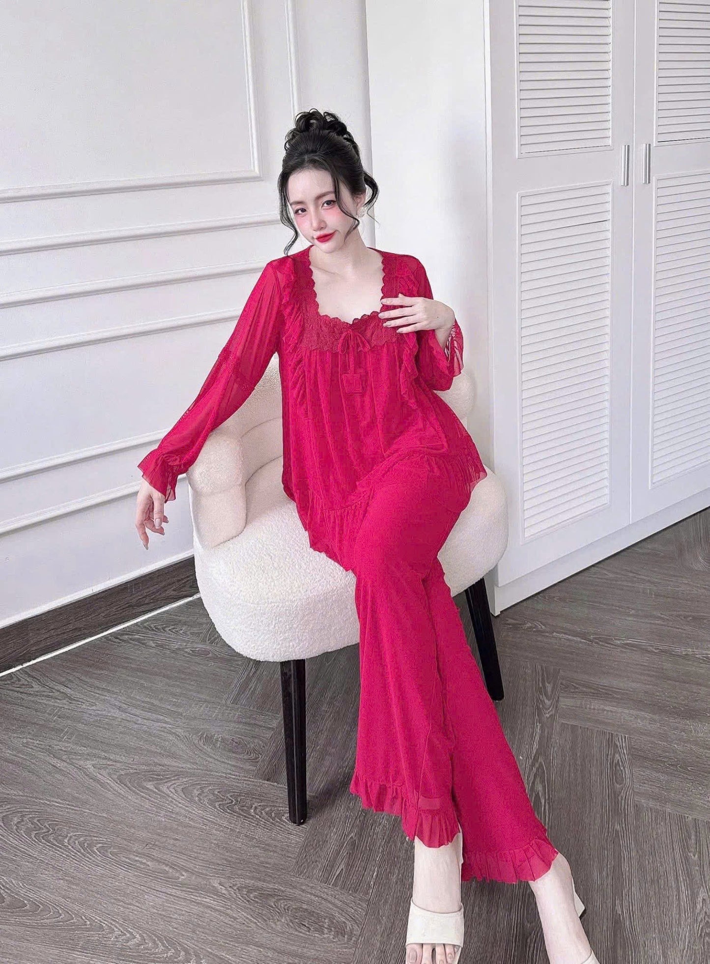 Bộ ngủ tiểu thư dài ren ngực mềm mịn