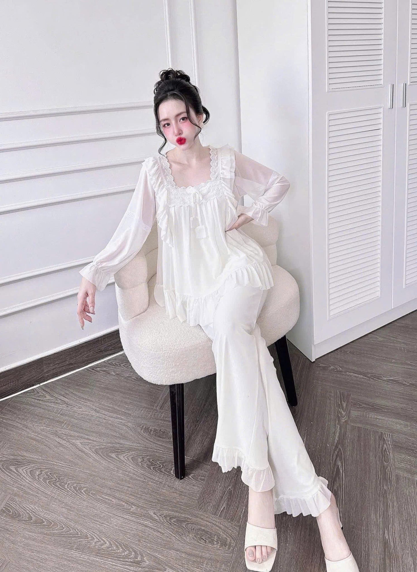 Bộ ngủ tiểu thư dài ren ngực mềm mịn
