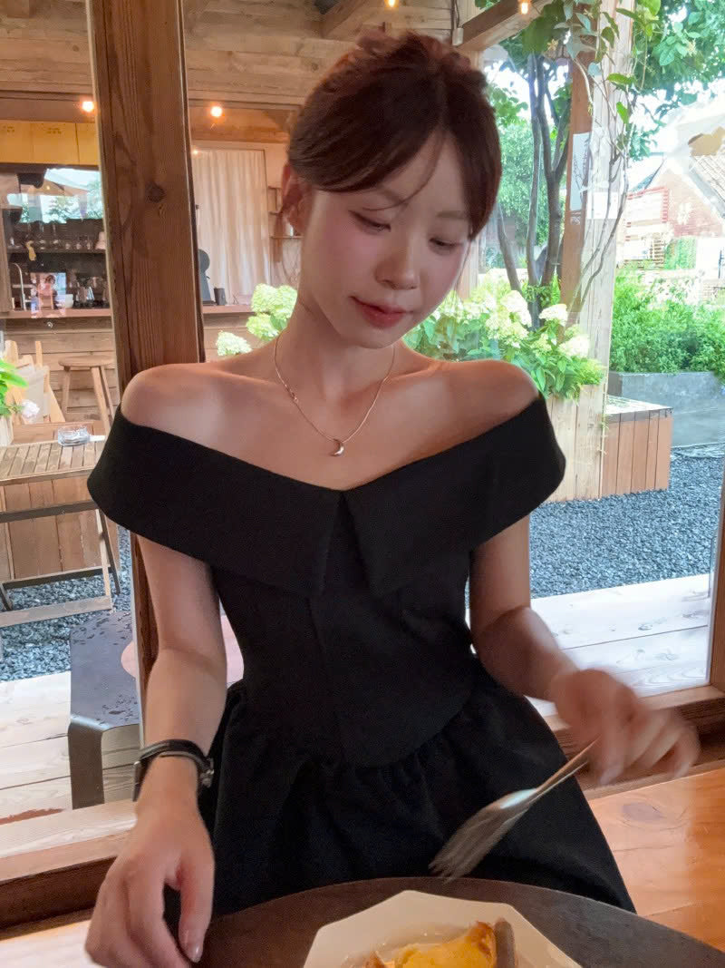 Váy ngắn trễ vai phối voan trắng có sẵn