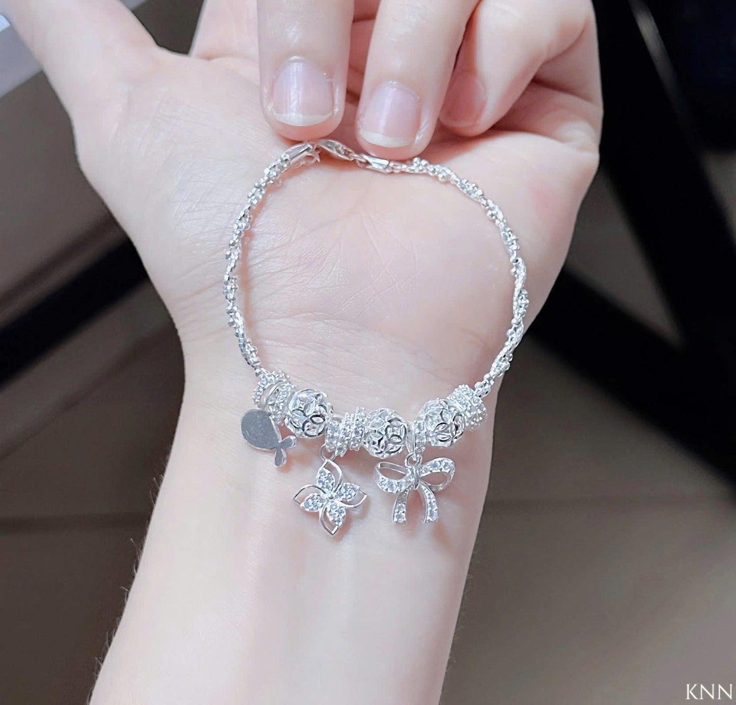 Lắc bạc phối charm sáng lấp lánh