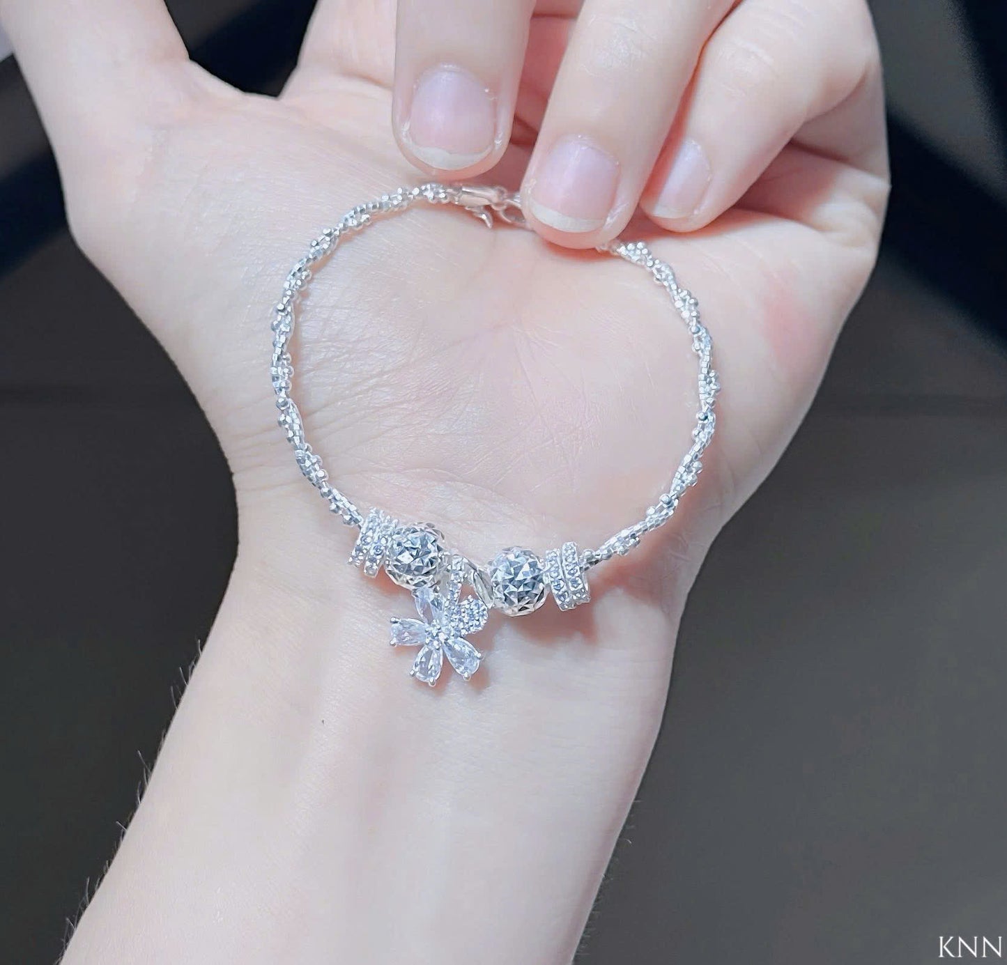 Lắc bạc phối charm sáng lấp lánh
