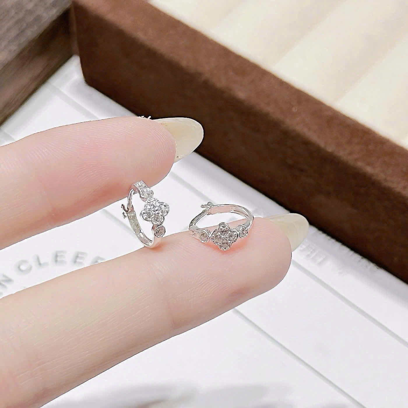 Khuyên bạc tròn bấm