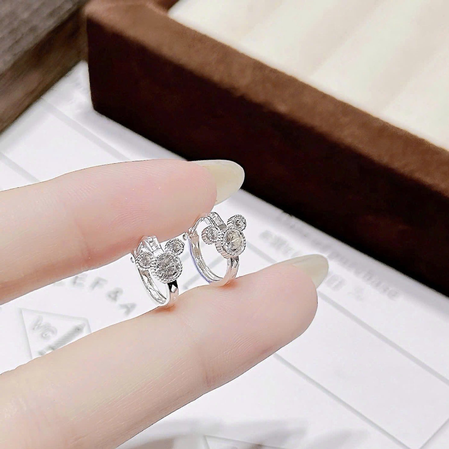 Khuyên bạc tròn bấm