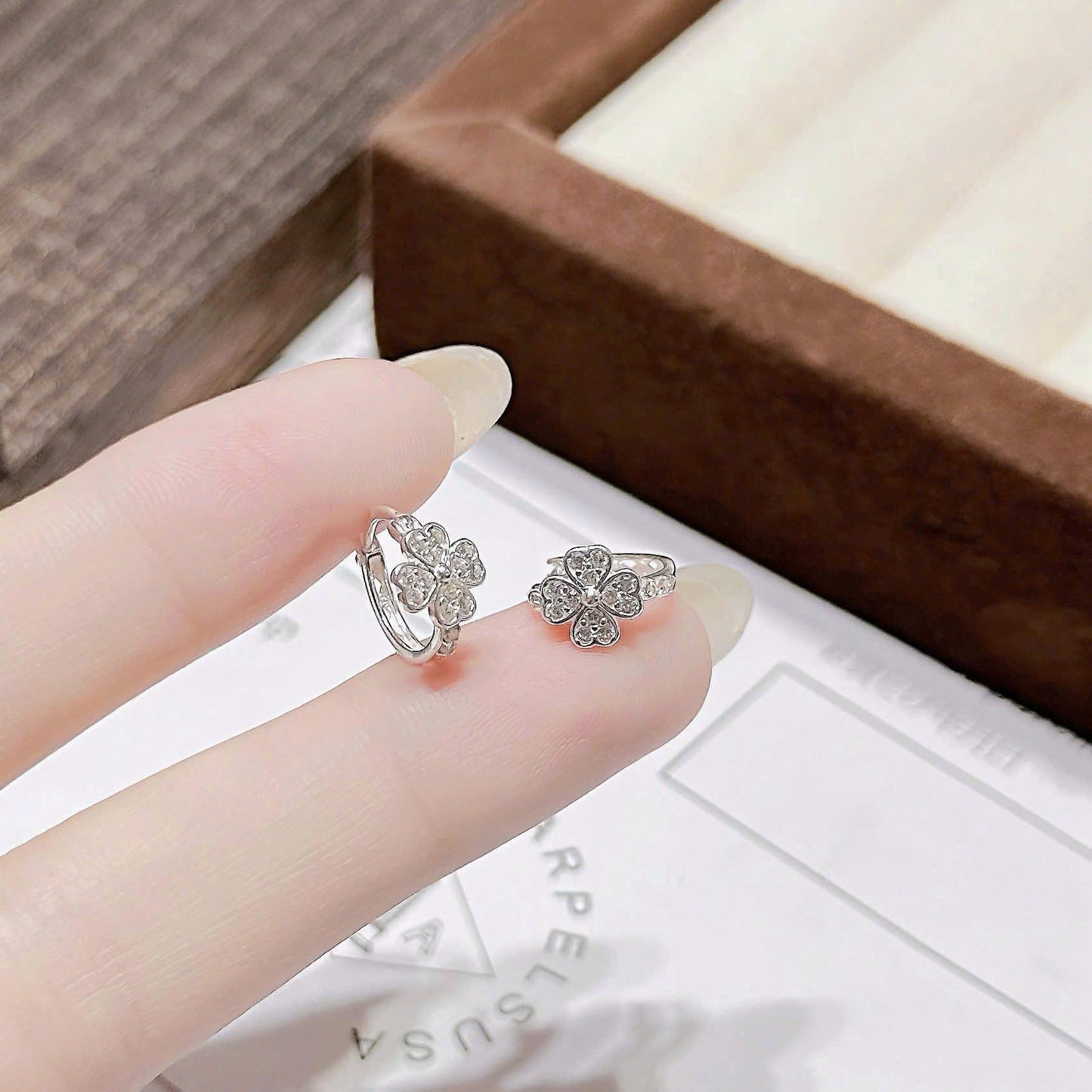 Khuyên bạc tròn bấm