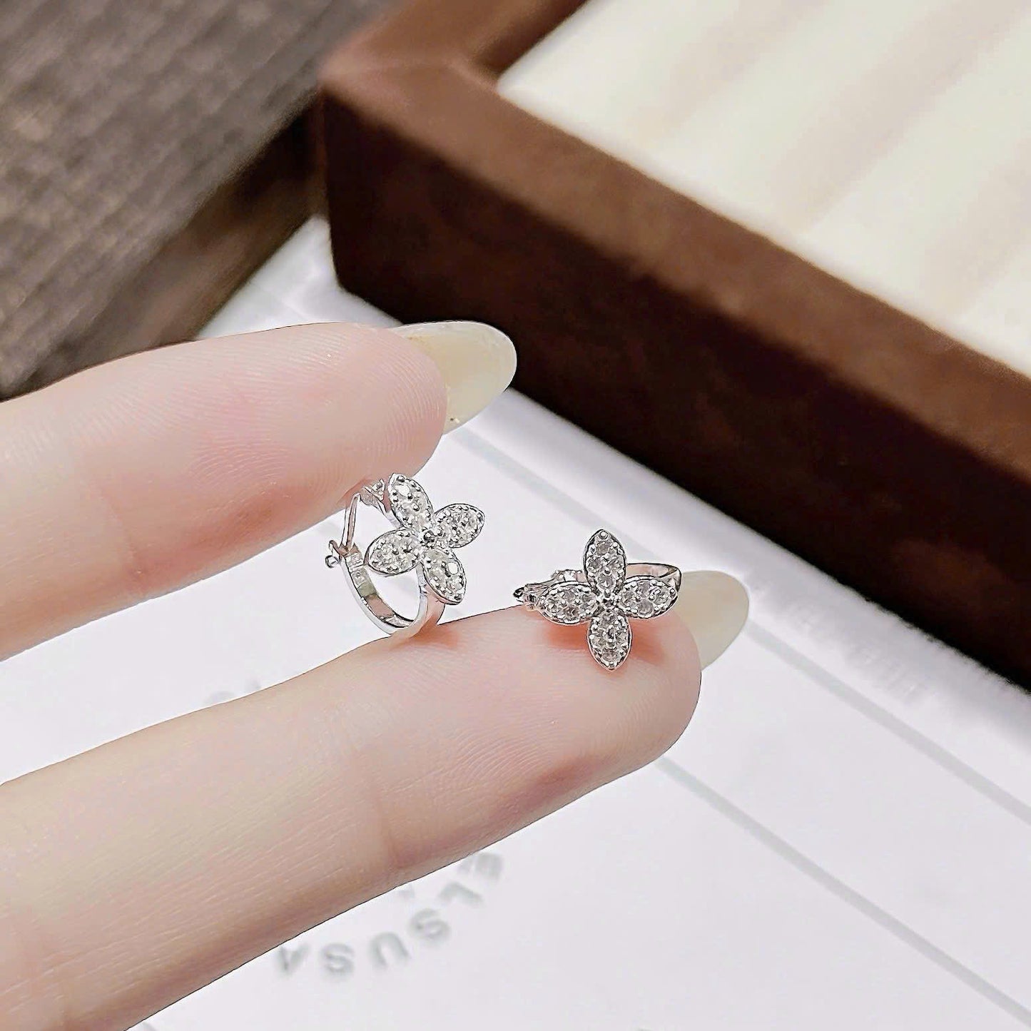 Khuyên bạc tròn bấm