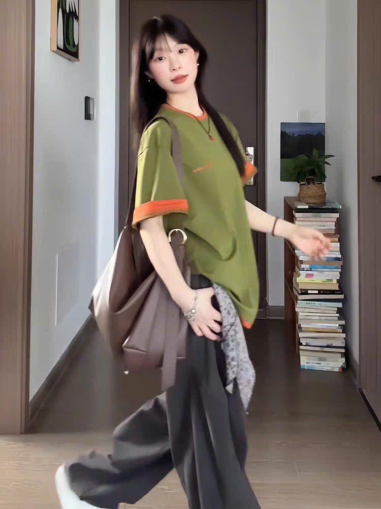 Set áo phông xanh lá và quần ống rộng năng động