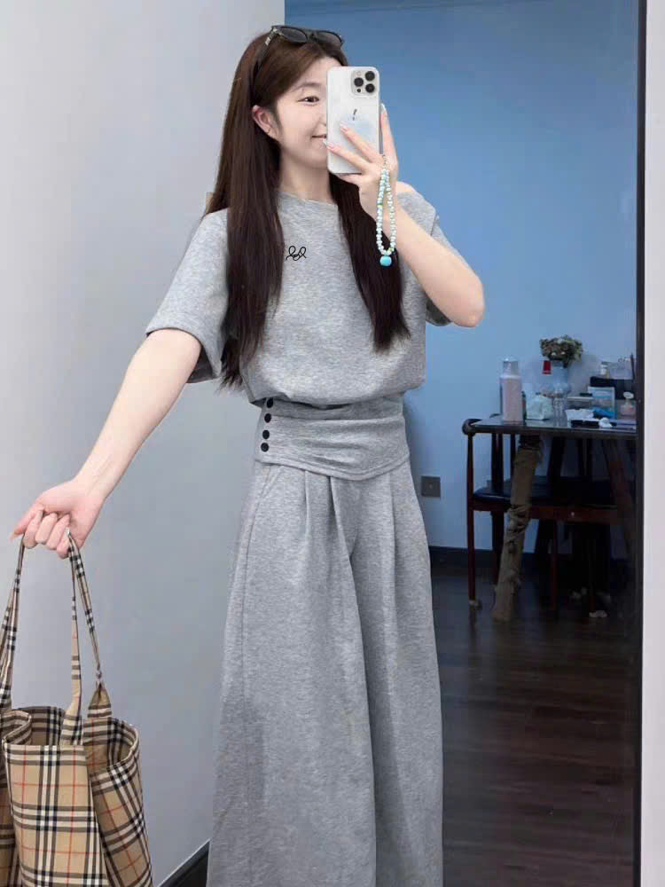 Bộ nỉ lệch vai ôm eo và quần ống rộng