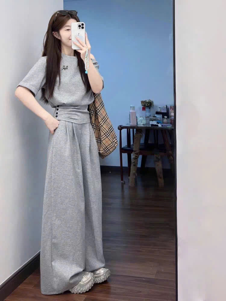 Bộ nỉ lệch vai ôm eo và quần ống rộng