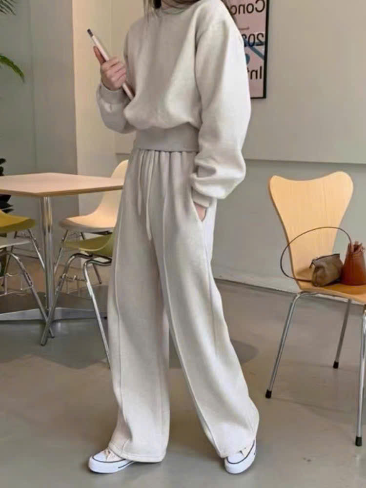 Bộ áo sweater lửng và quần nỉ dày dặn