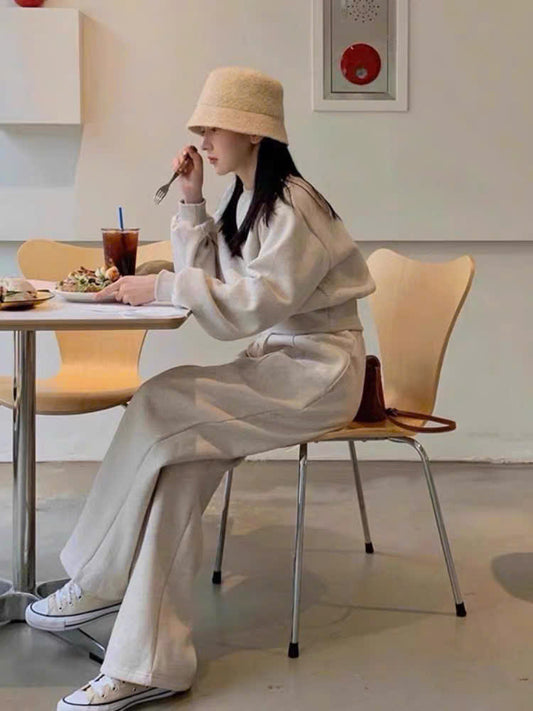 Bộ áo sweater lửng và quần nỉ dày dặn