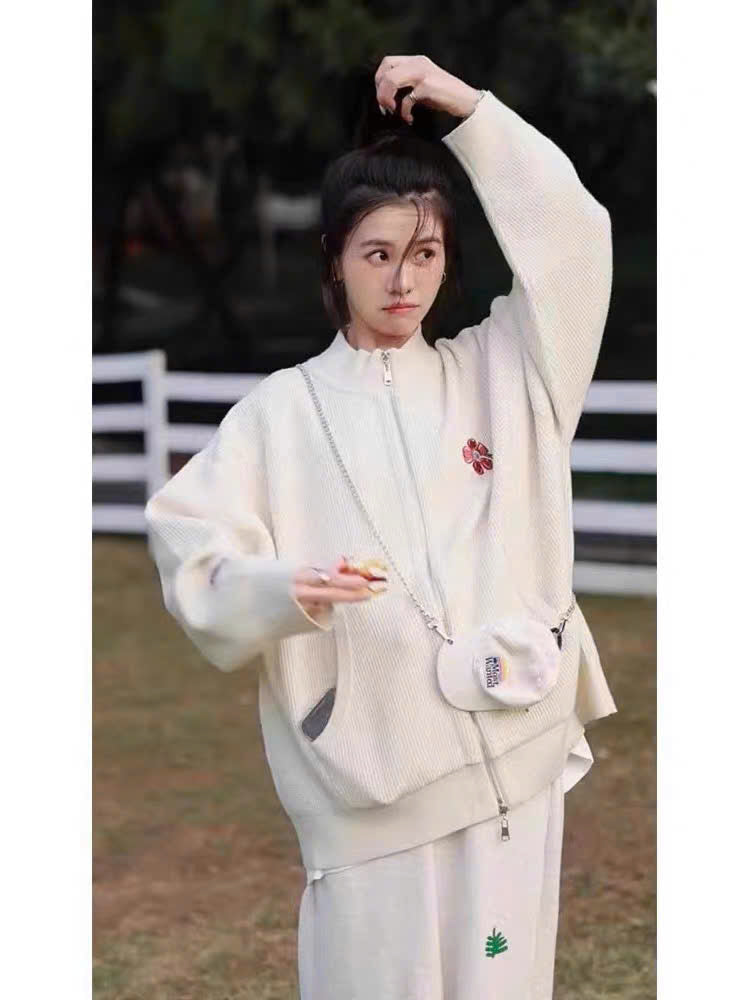 Bộ nỉ trắng ngà thêu hoa lá