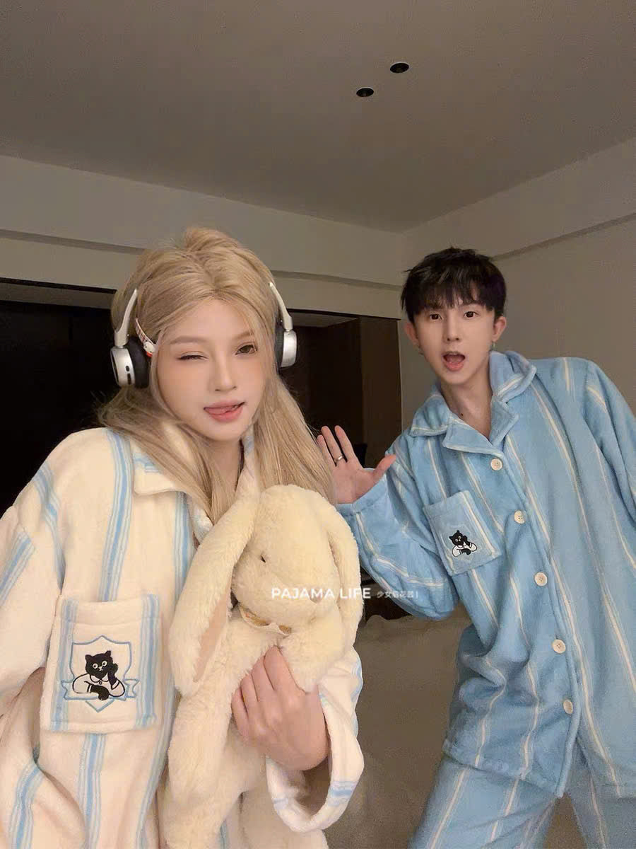 Pijama lông kẻ sọc xanh - trắng kem hình mèo đen cho cặp đôi