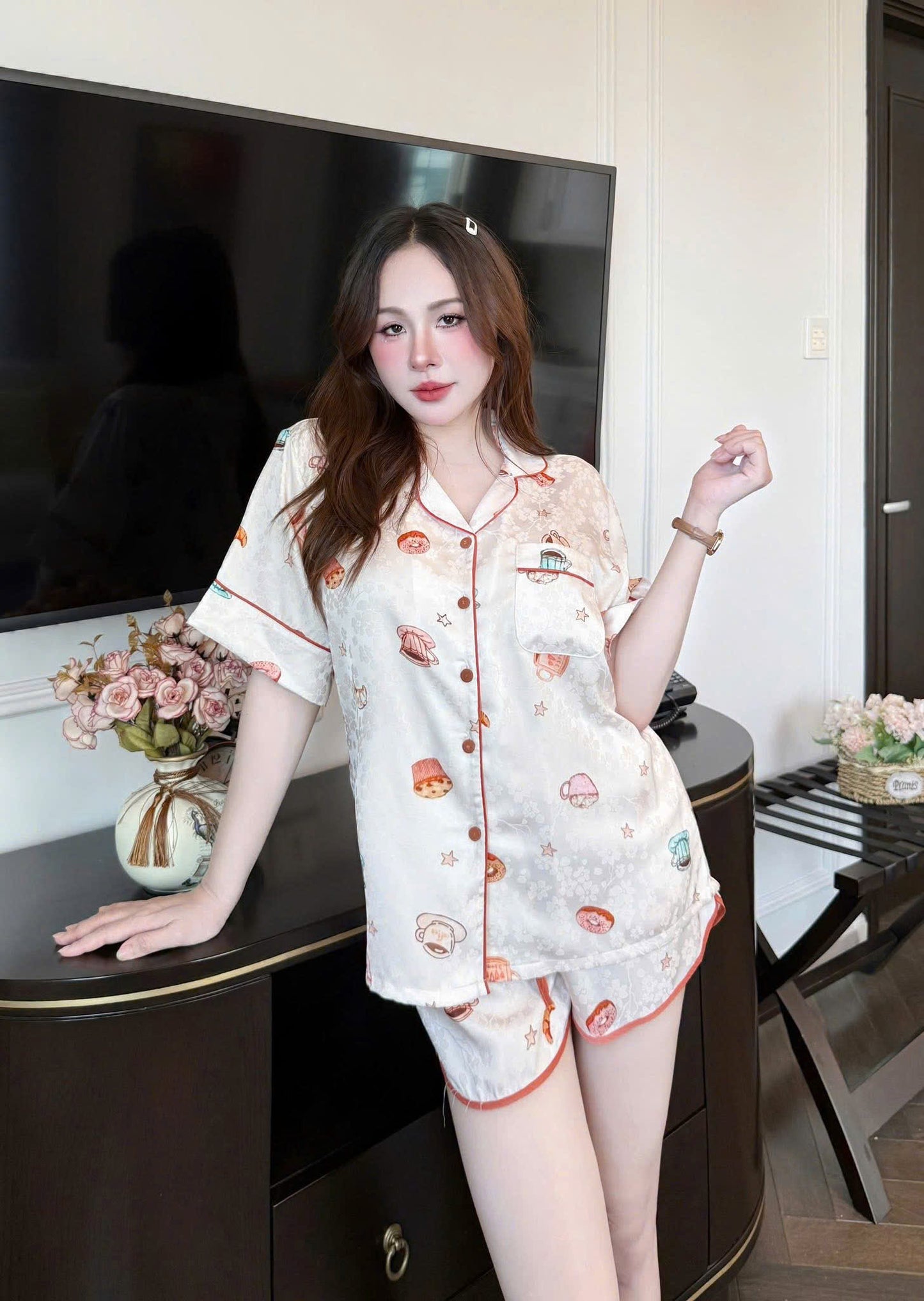 Bộ ngủ pijama gấm quần sọt xẻ chạy viền