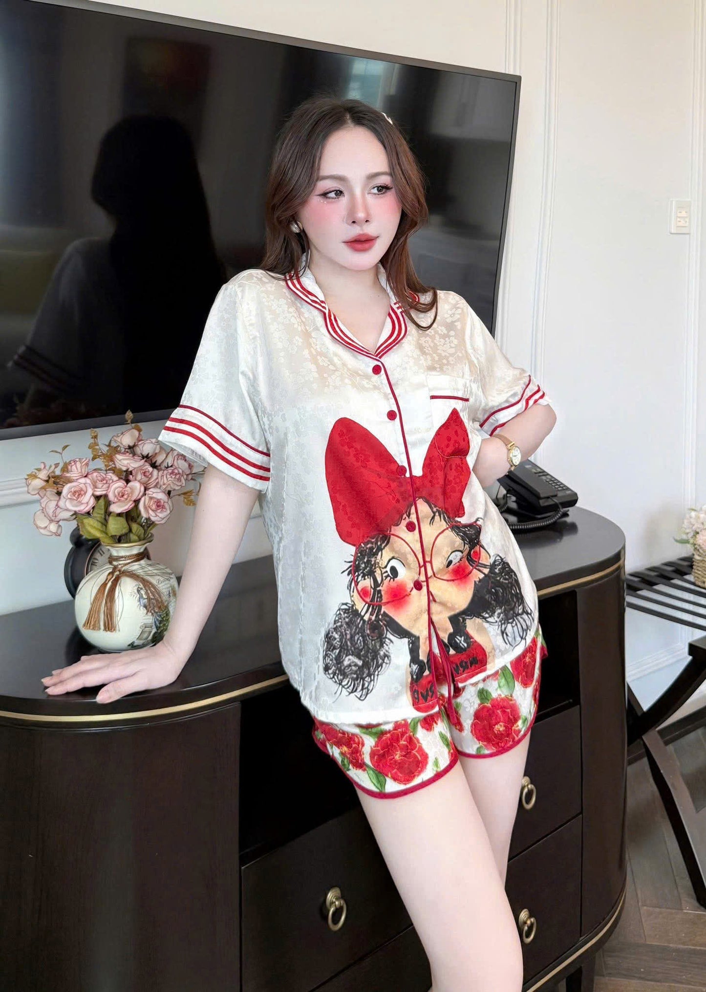 Bộ ngủ pijama gấm quần sọt xẻ chạy viền