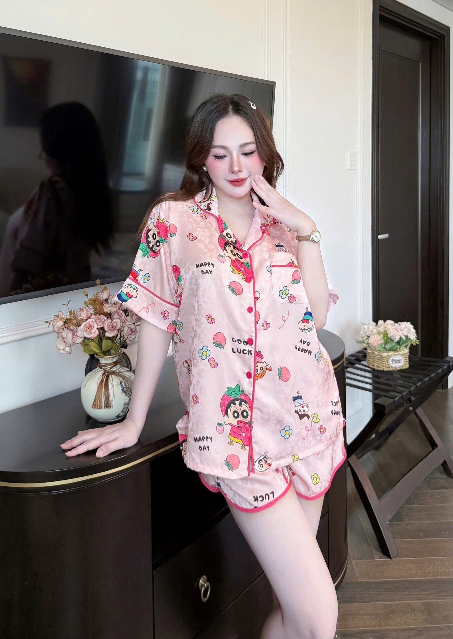 Bộ ngủ pijama gấm quần sọt xẻ chạy viền
