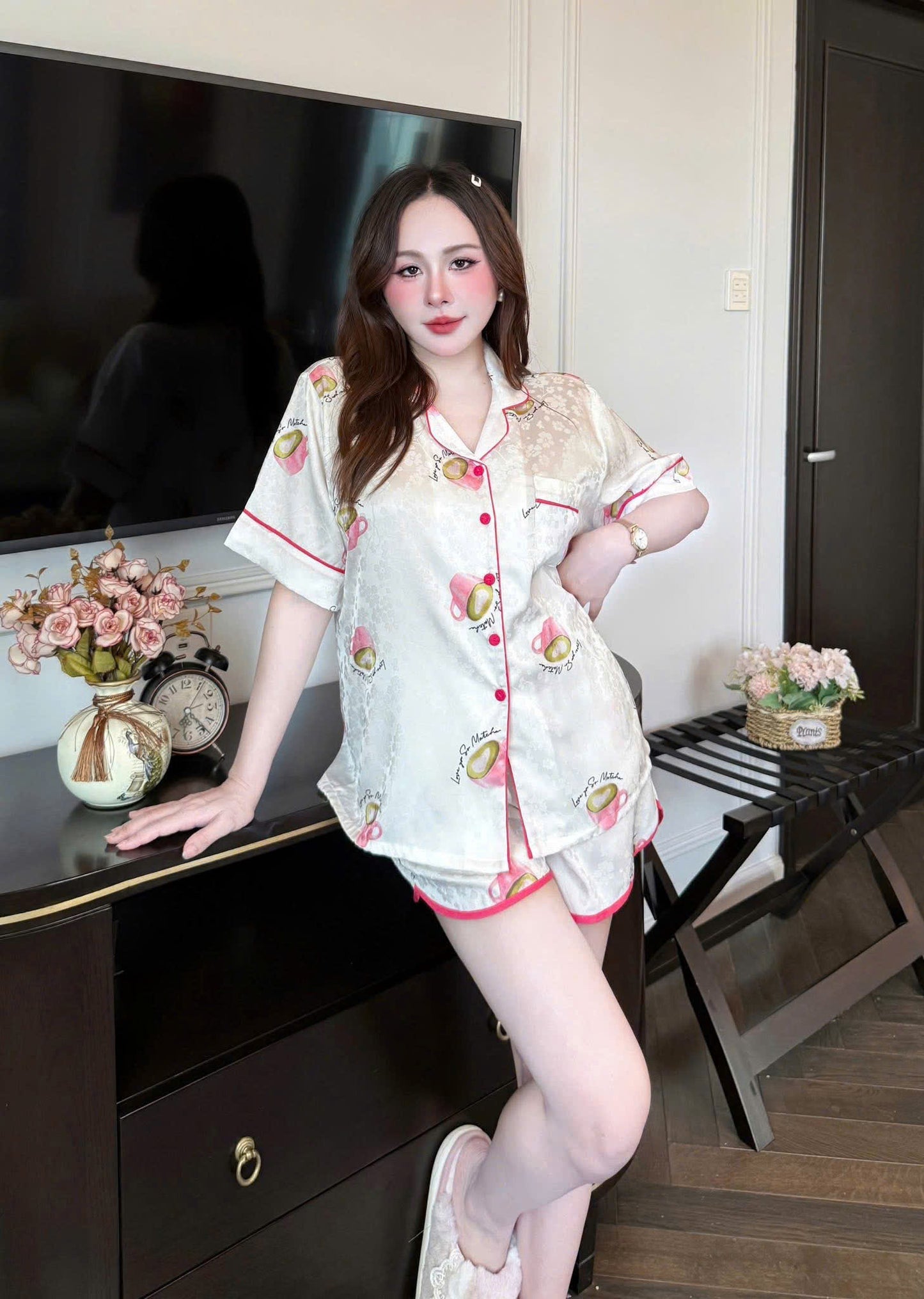 Bộ ngủ pijama gấm quần sọt xẻ chạy viền