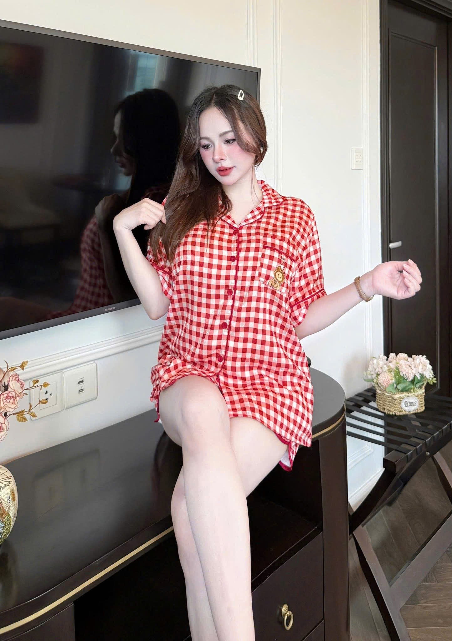 Bộ ngủ pijama gấm quần sọt xẻ chạy viền