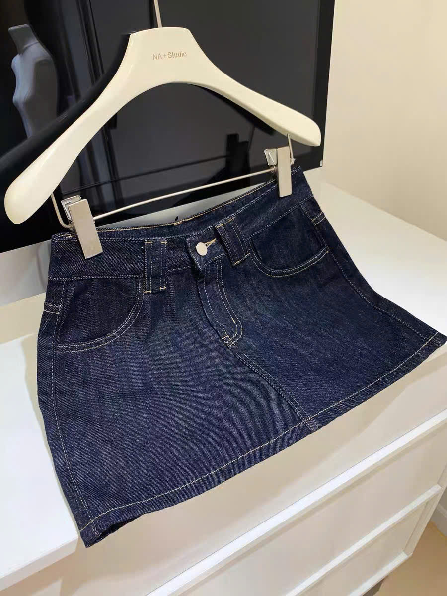 Chân váy jean xanh đậm dễ phối