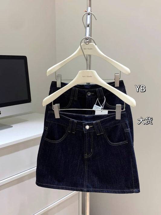 Chân váy jean xanh đậm dễ phối